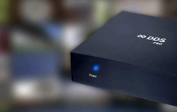 不論是商家、企業或是教育機構，增加曝光度意味著有更高的機會吸引群眾購買產品。傳統提高曝光率的方式，不外乎發傳單、張貼廣告、提供贈品和優惠券..等方式，然而在現代資訊快速更迭的情況下，舊有的靜態、單向行銷方式已無法抓住群眾目光。為了滿足更現代化的需求，藍眼科技催生出全新一代廣告機 - DDS PRO。DDS PRO廣告機打破現有死板框架，創造出新世代動態、互動式資訊媒體傳播平台，將傳統資訊看板的功能全面進化提升，並開發出更多新穎的功能，完全貼近現代人接受資訊的需求。