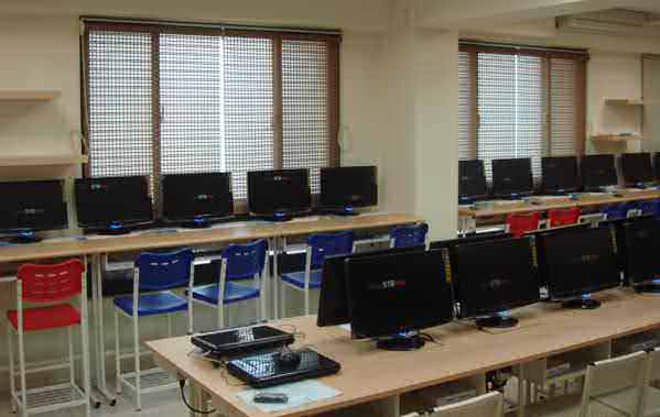 當學生缺課時，過去仰賴老師另擇時間補課或是播放DVD光碟的方式已經成為過去式了，根基於最新網路科技與超高畫質攝影機的研發技術，我們創造了市佔率最高的超高畫質補課系統。專注在將老師上課準確且高畫質、高音質錄製成數位可後製檔案，搭配完整的派課管理系統，結合片庫系統、上課機、直播機、雲端等多樣產品，構築成目前最完整也最便利的新一代補課系統。